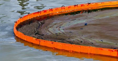 okładka artykułu Zapory przeciwolejowe: Ochrona akwenów przed wyciekami