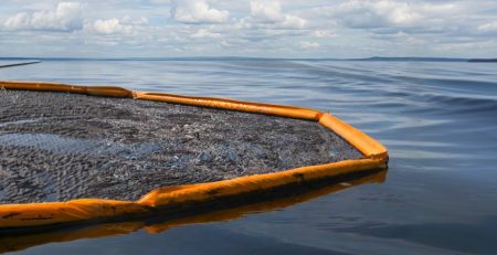 okładka artykułu Metody usuwania rozlewów ropy: przewodnik